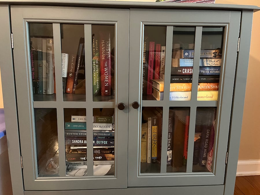 Loris Library. Feel free to enjoy a book or two during your stay.