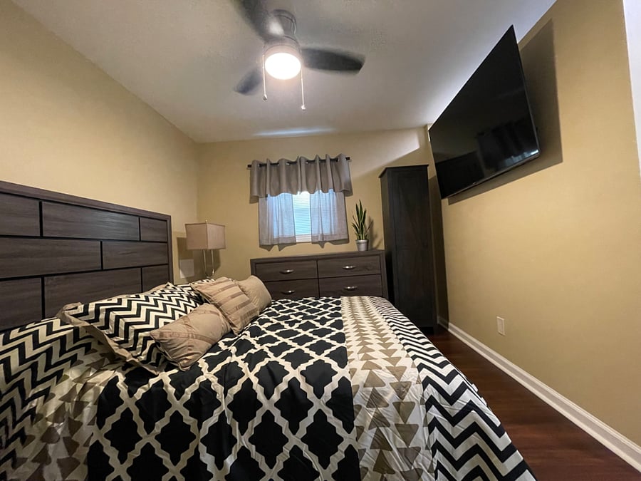 Queen bed with dresser and night stand, 60 TV with streaming device attached for live TV, movies, etc. Closet to store towels, clothes, etc.
Computer/Work desk.