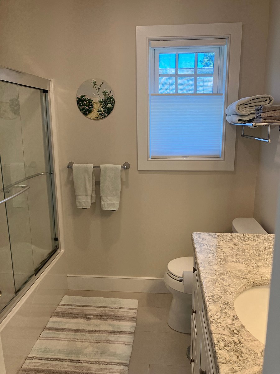 Upstairs full bathroom