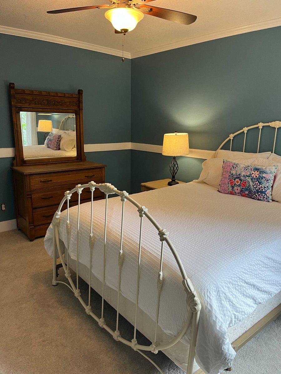 This room is occupied. Queen Bed