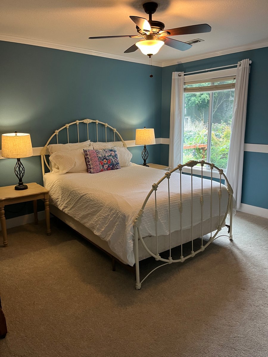 This room is occupied. Queen Bed