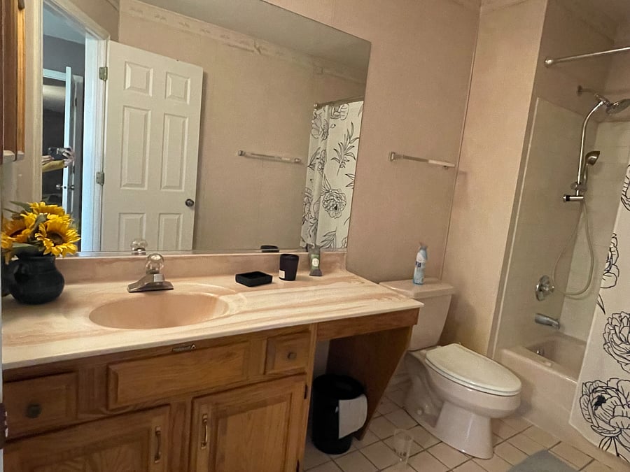Ensuite Bathroom 1