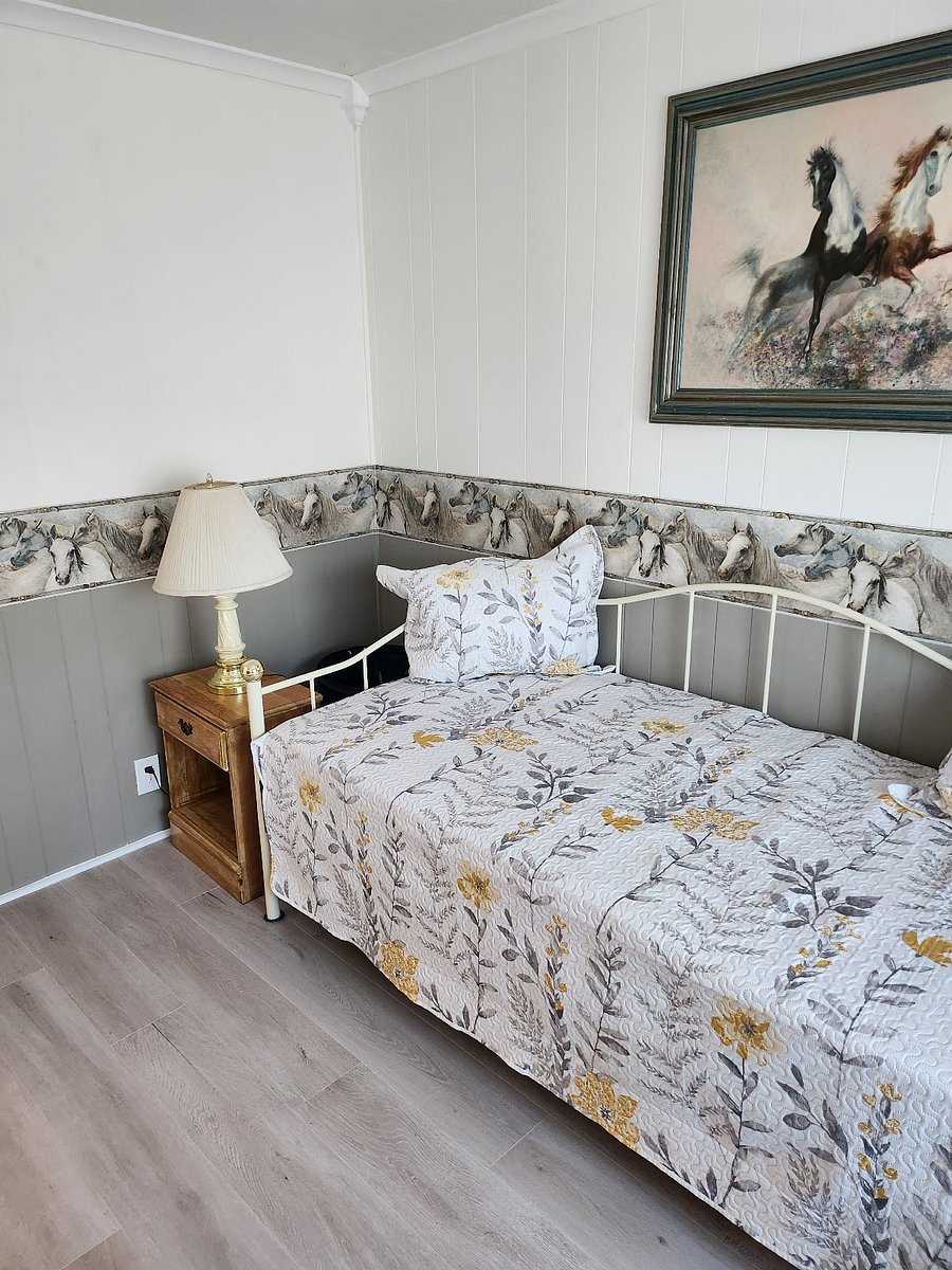 Very comfortable day bed. This bedroom has a 6 foot closet and also a view of the mountains
