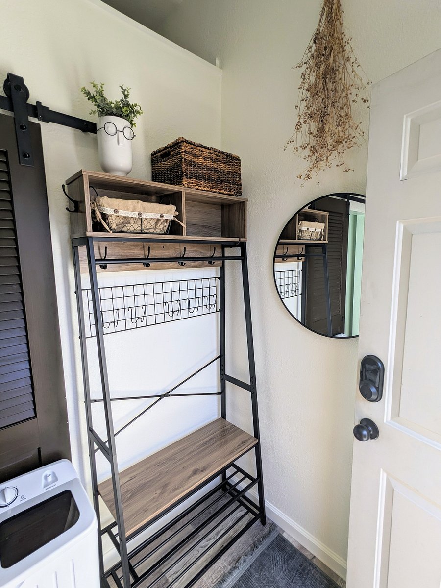 Entryway greets you with warmth & elegance, making it easy to stay organized & relaxed every day.
