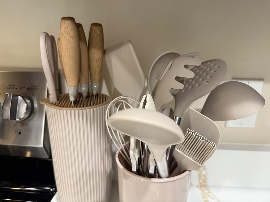 Ample knives and cooking utensils