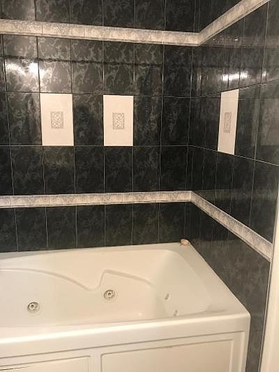 Bathroom w/ Jacuzzi in Basement!!