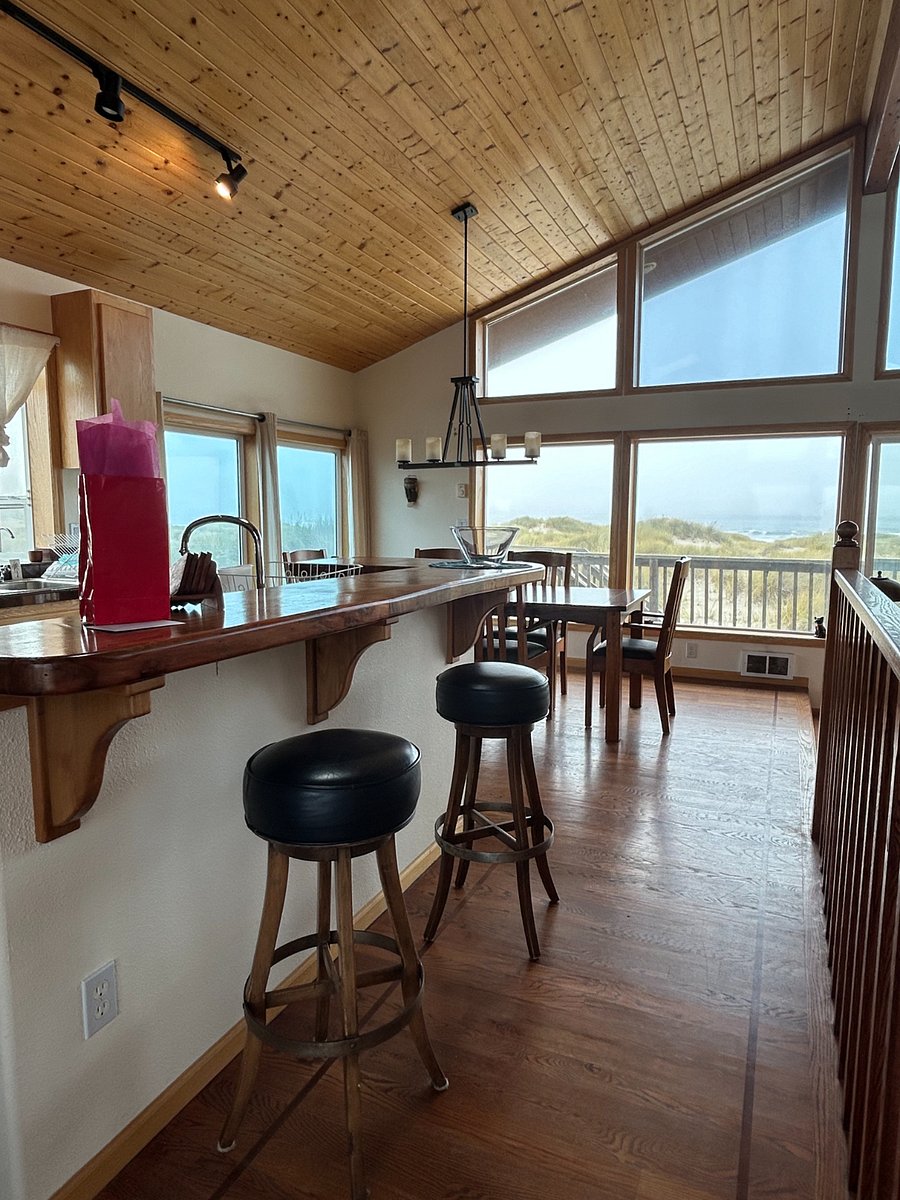 Eat-in counter with stools