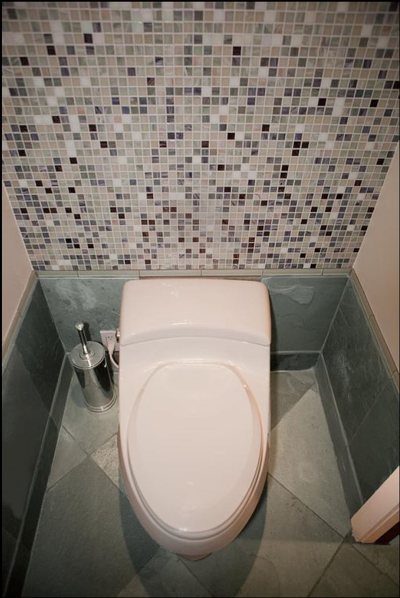 Enclosed w/c with Kohler power flush toilet.

