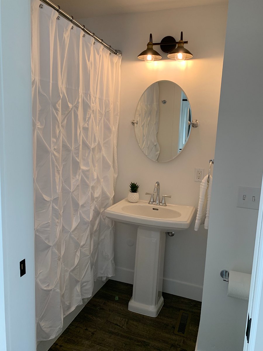 Downstairs bathroom, tub/shower