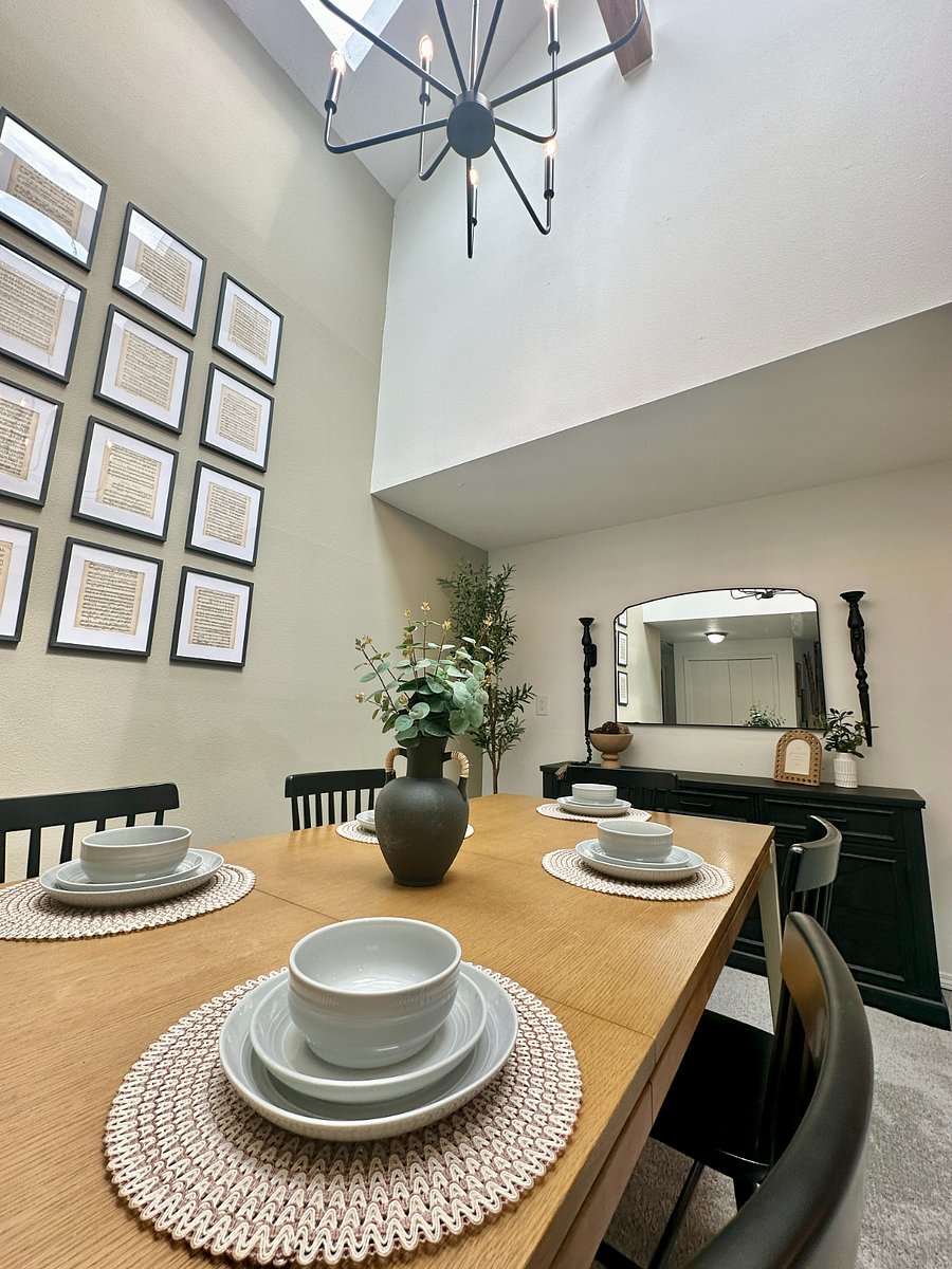 Dining table can seat 6+