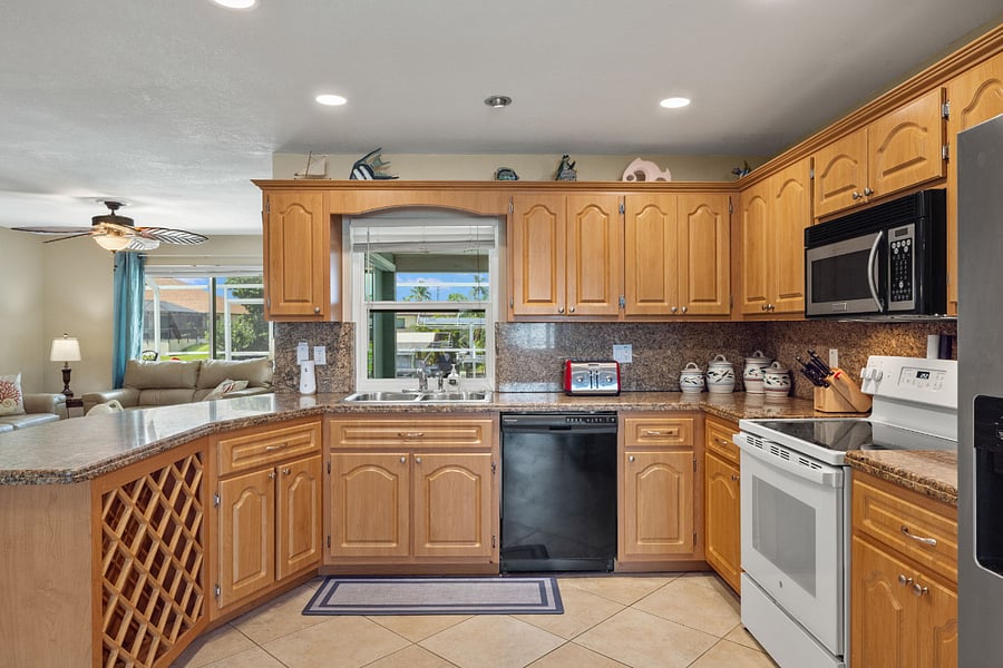 Fully equipped kitchen- granite counters