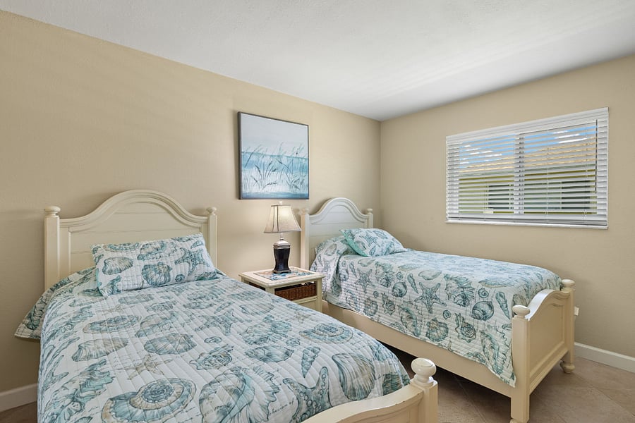 Bedroom 3 has 2 twin beds