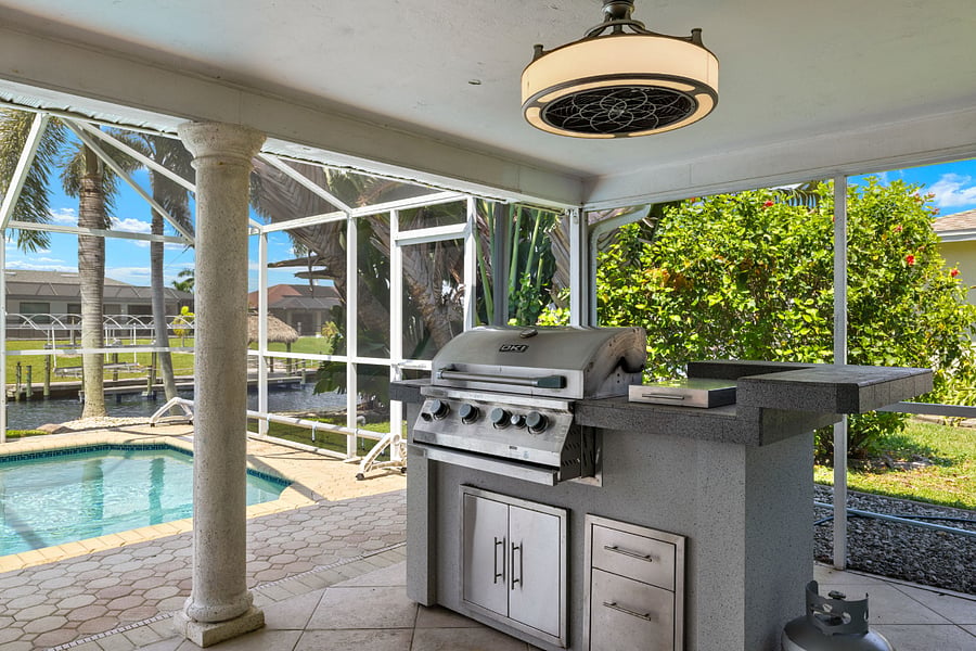 Built-in propane barbecue grill