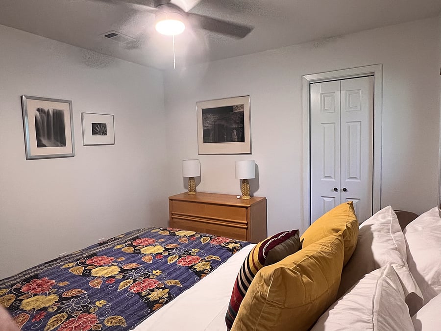 Guest bedroom 2 - Queen Bed
