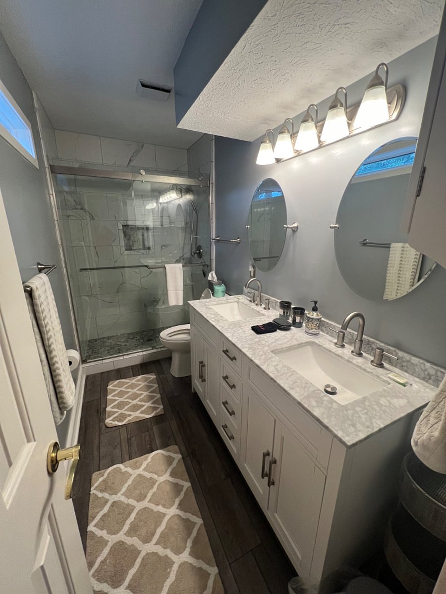 King bedroom bath