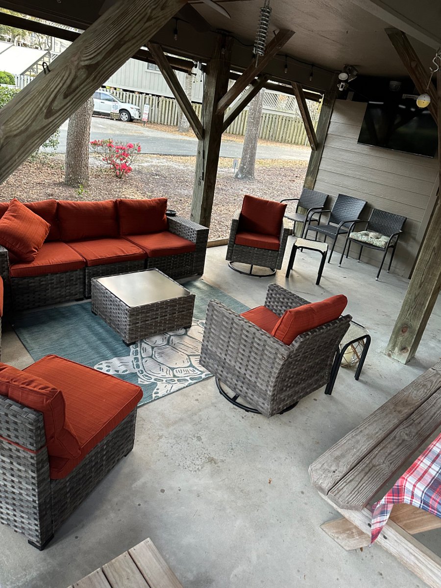 Great outdoor under house entertainment area