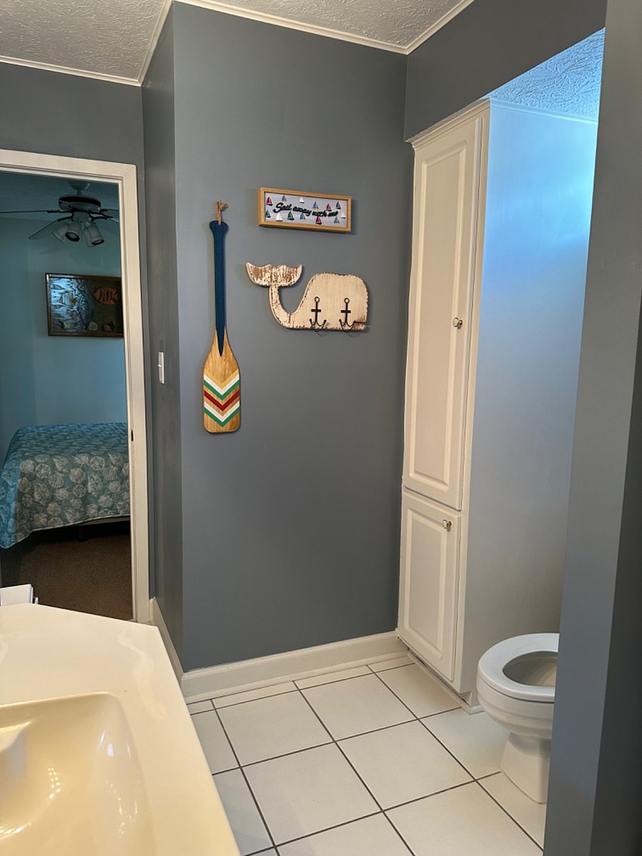 Jack & Jill bath between 2nd Queen and twin bedrooms