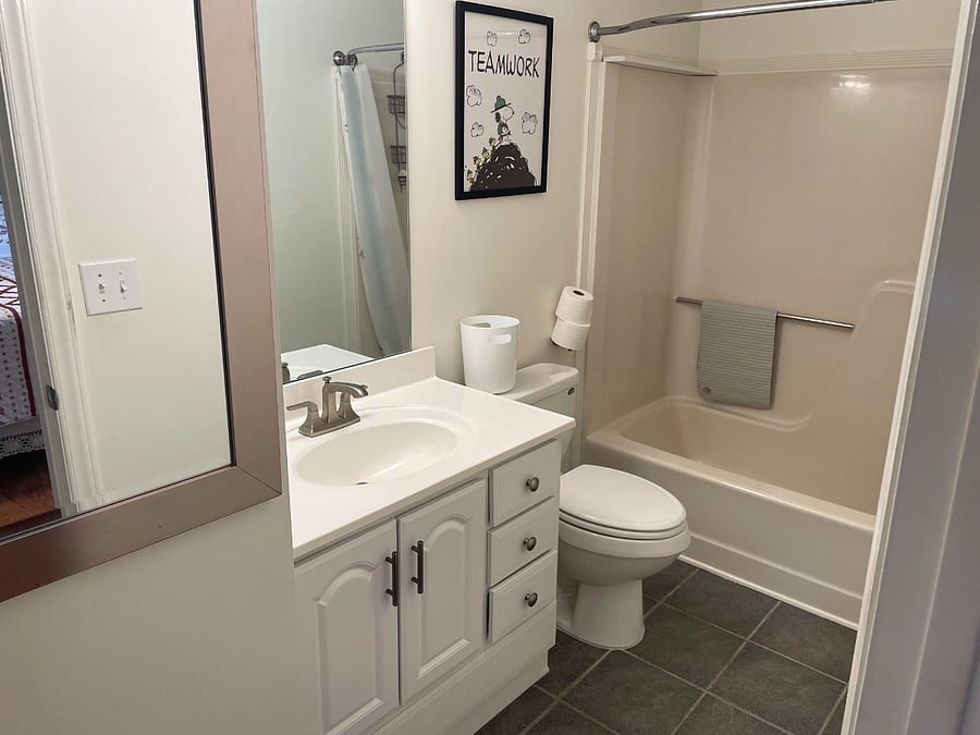 bedroom#1 en suite bathroom
