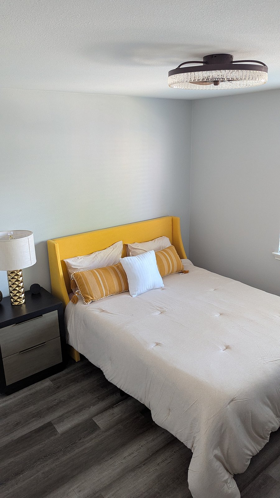 Guest bedroom with Queen bed