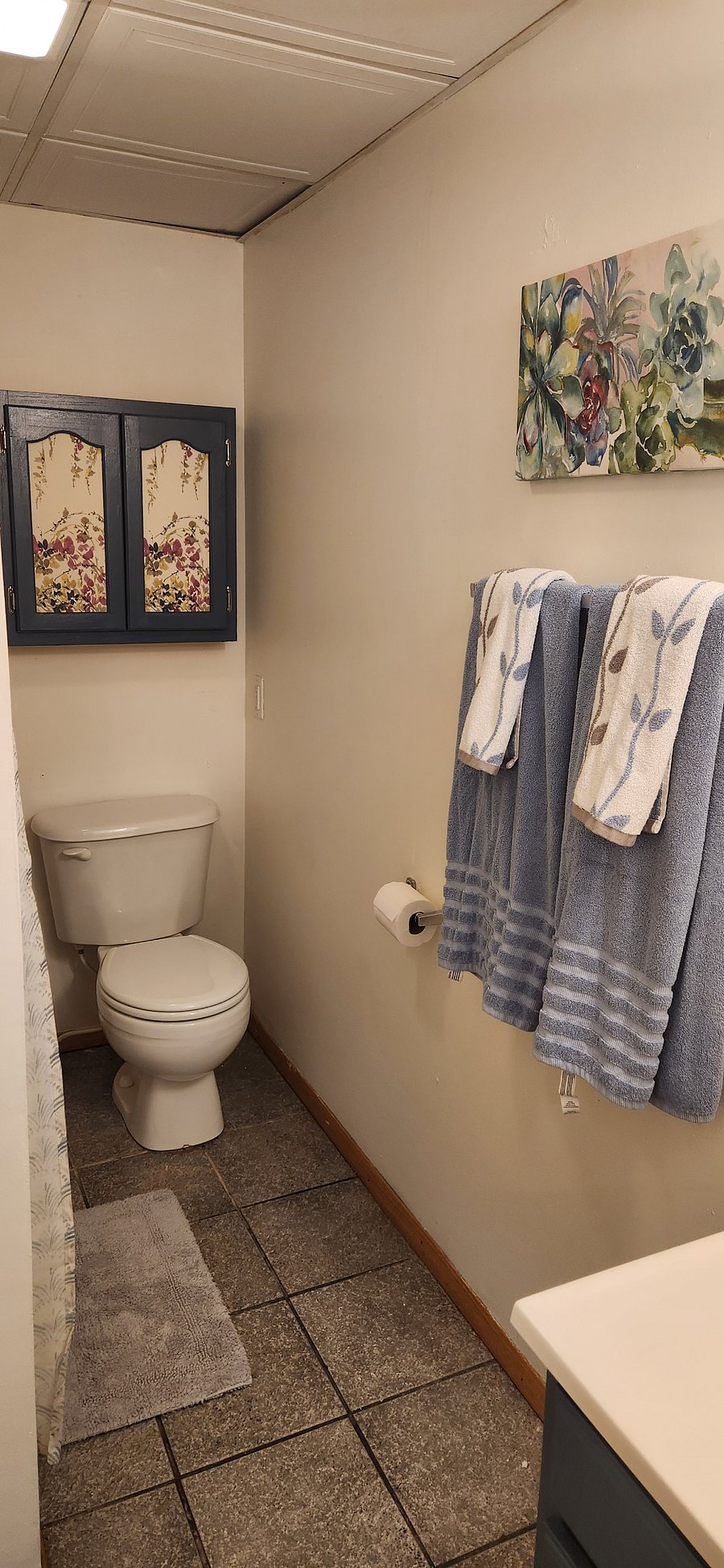 Updated bathroom with tub/shower combo and fresh towels provided.