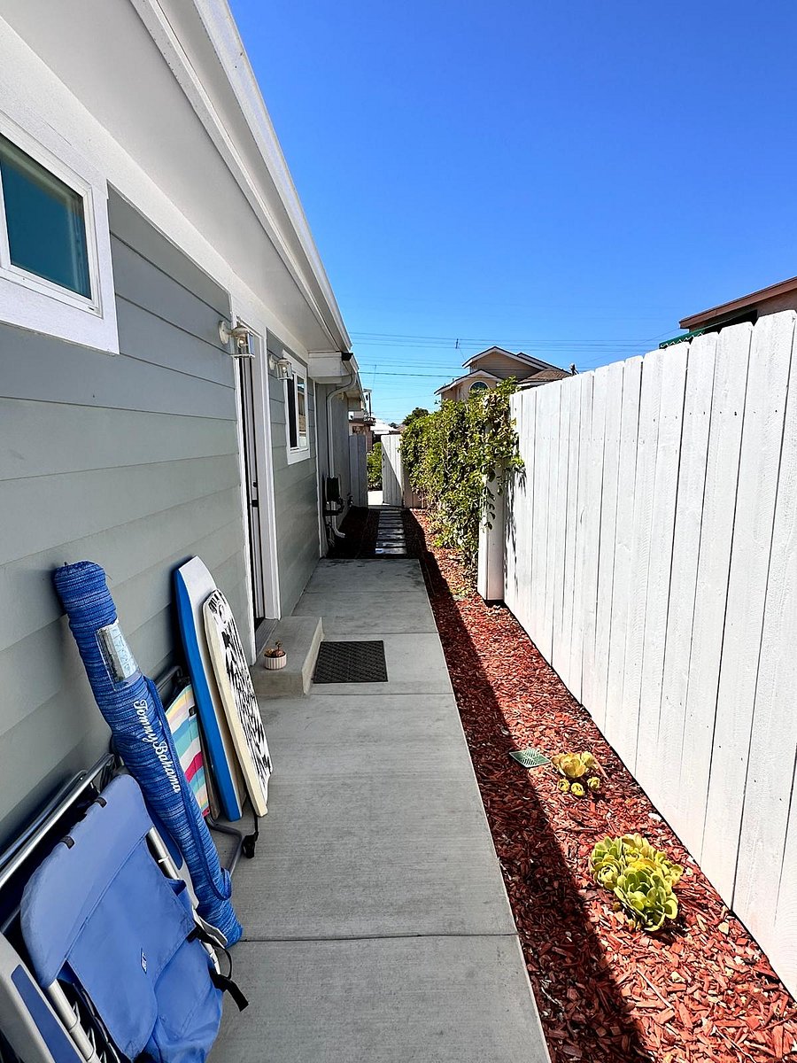 Pathway from backyard to entrance gate. Beach gear available!