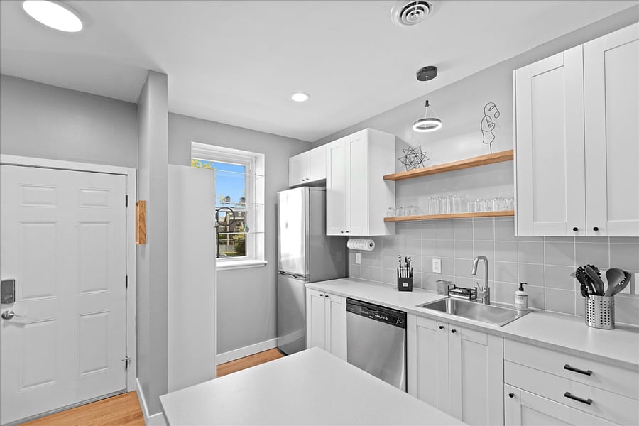 Full kitchen