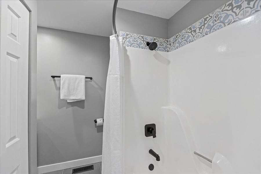 Full bathroom with tub/shower