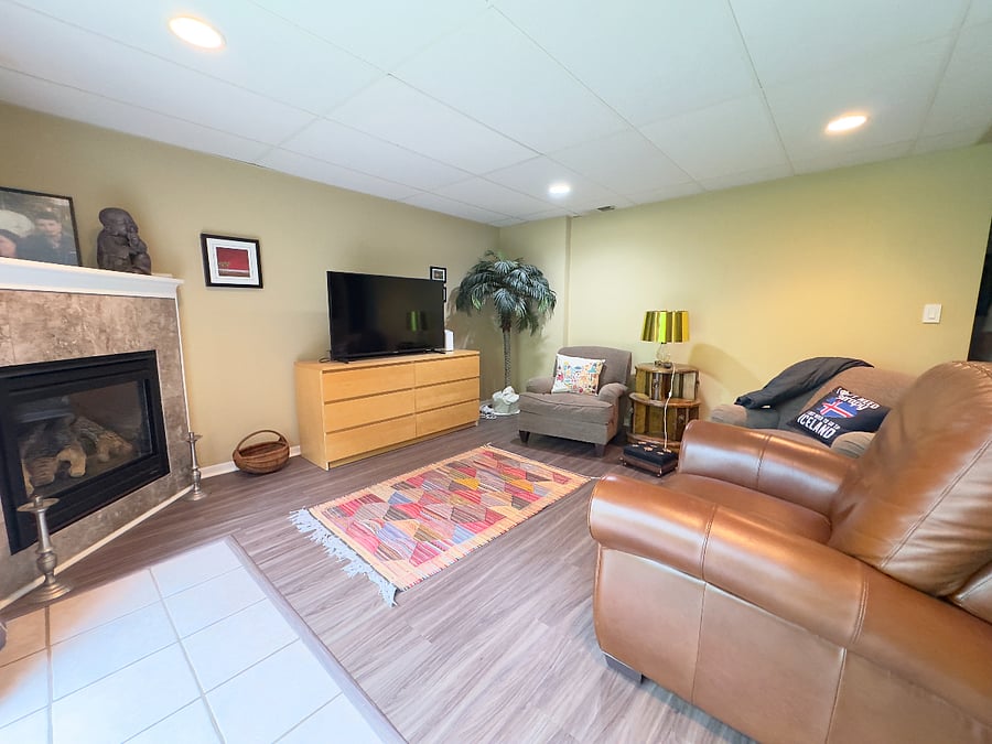 Living room + Smart TV.