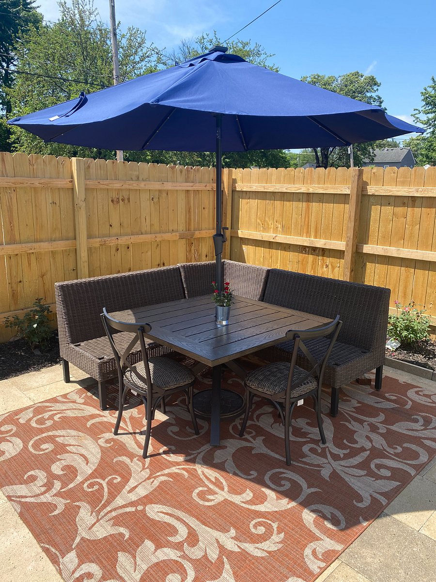 Outdoor dining with umbrella and 6 foot privacy. Your own private oasis in the city.
