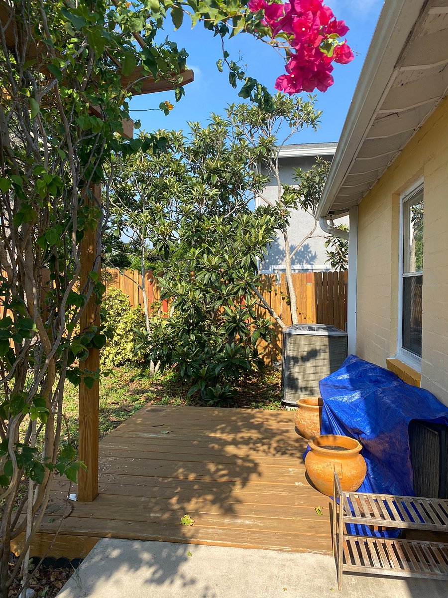 Deck with 2 lounge chairs