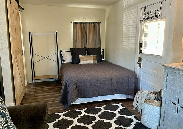 Queen size bed.