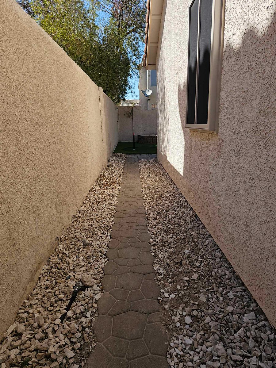 Side Yard Walkway- Private