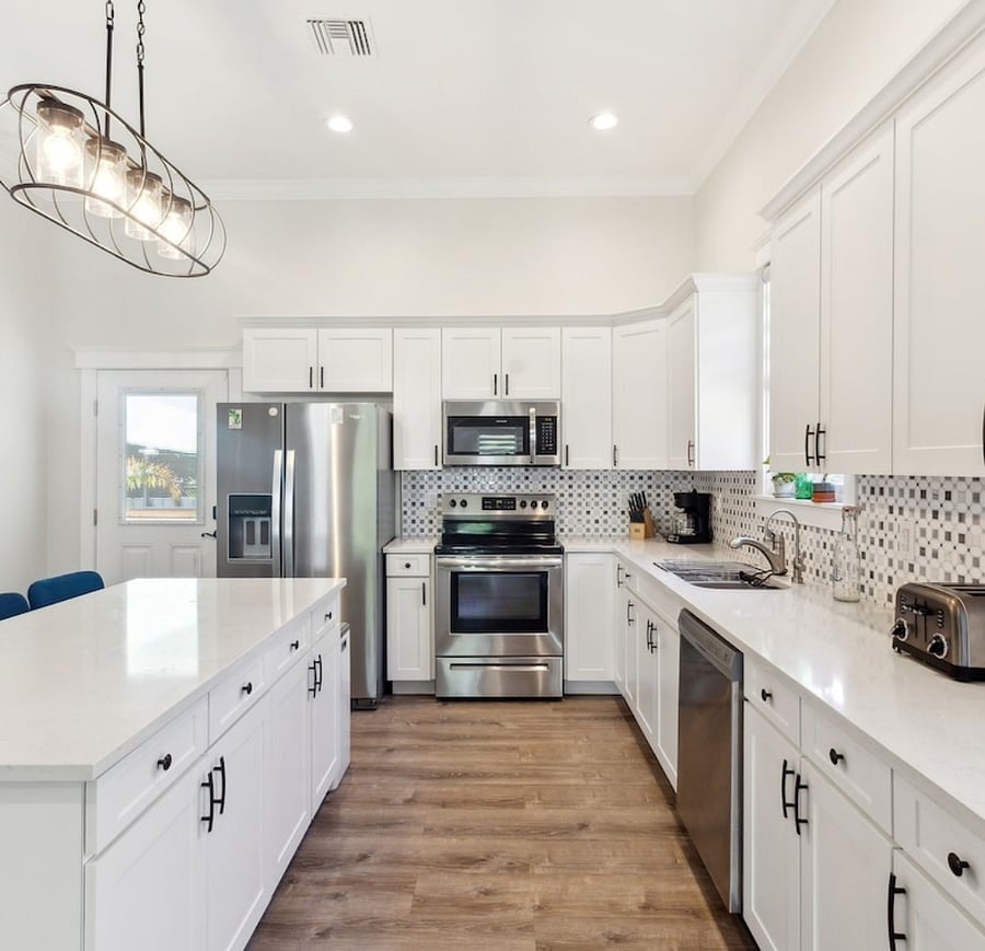 Kitchen with Island & 4 barstools. Reverse osmosis water filter