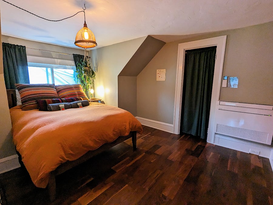 Upstairs bedroom (full-sized bed)