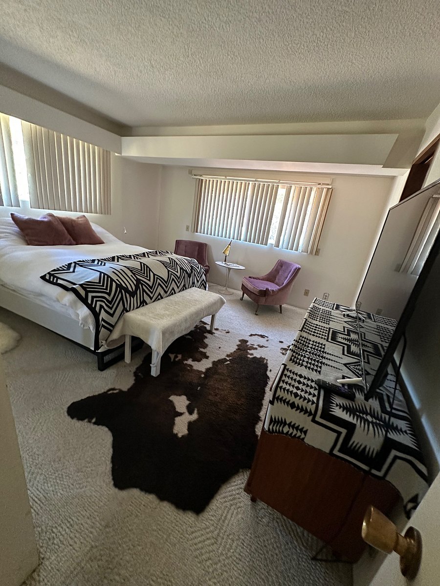 Primary Bedroom with en-suite full bathroom
Queen bed.