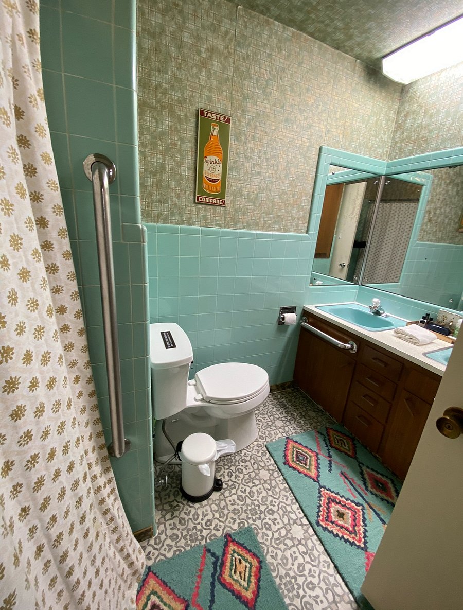 Full bathroom in hall by bedrooms.