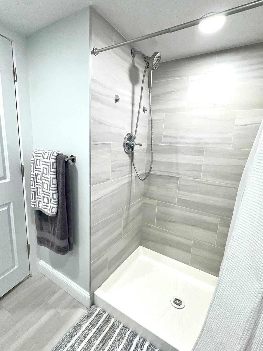 Bathroom with starter kit, shower gel, shampoo and conditioner .
Extra linens available