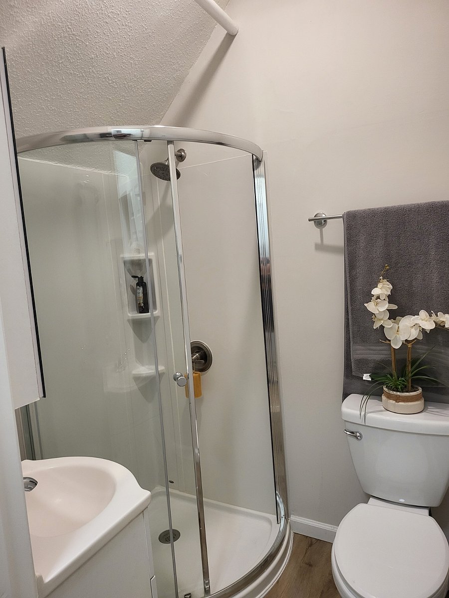 Full bathroom with hot and cold water