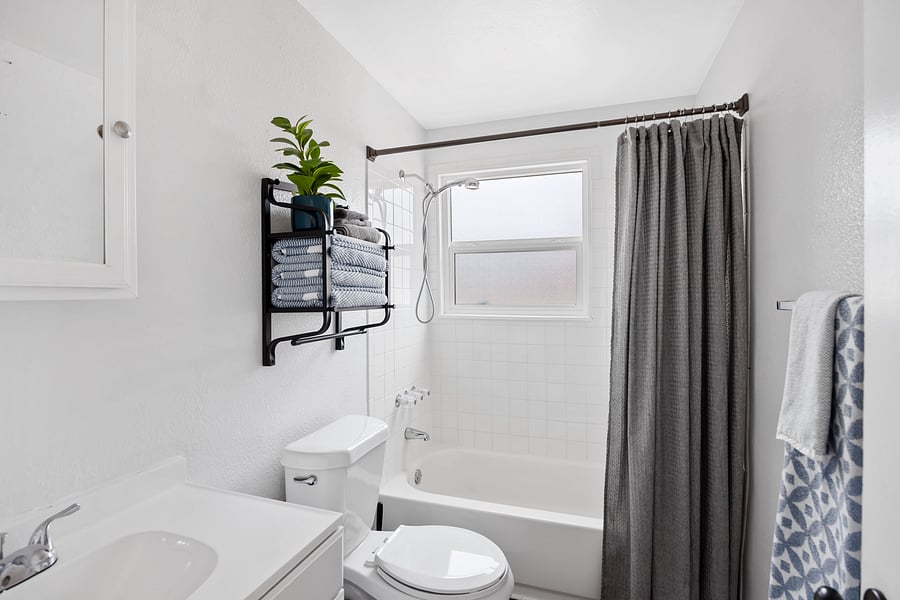Hallway bathroom with tub/shower combo