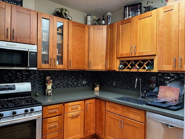 Shared kitchen, fully equipped.