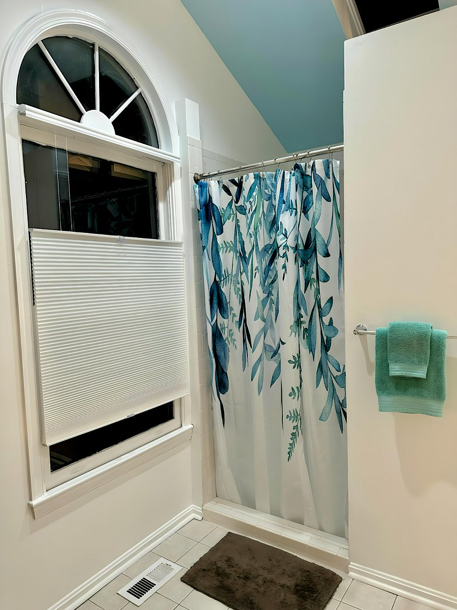 en suite, three-quarter bathroom