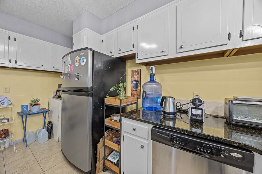 kitchen also has a microwave and air fryer