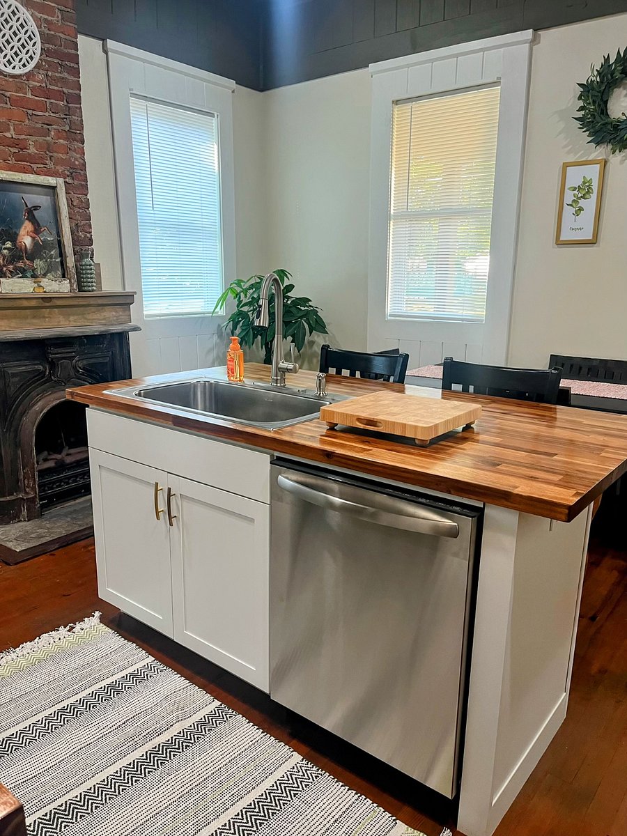 Kitchen island and dishwasher