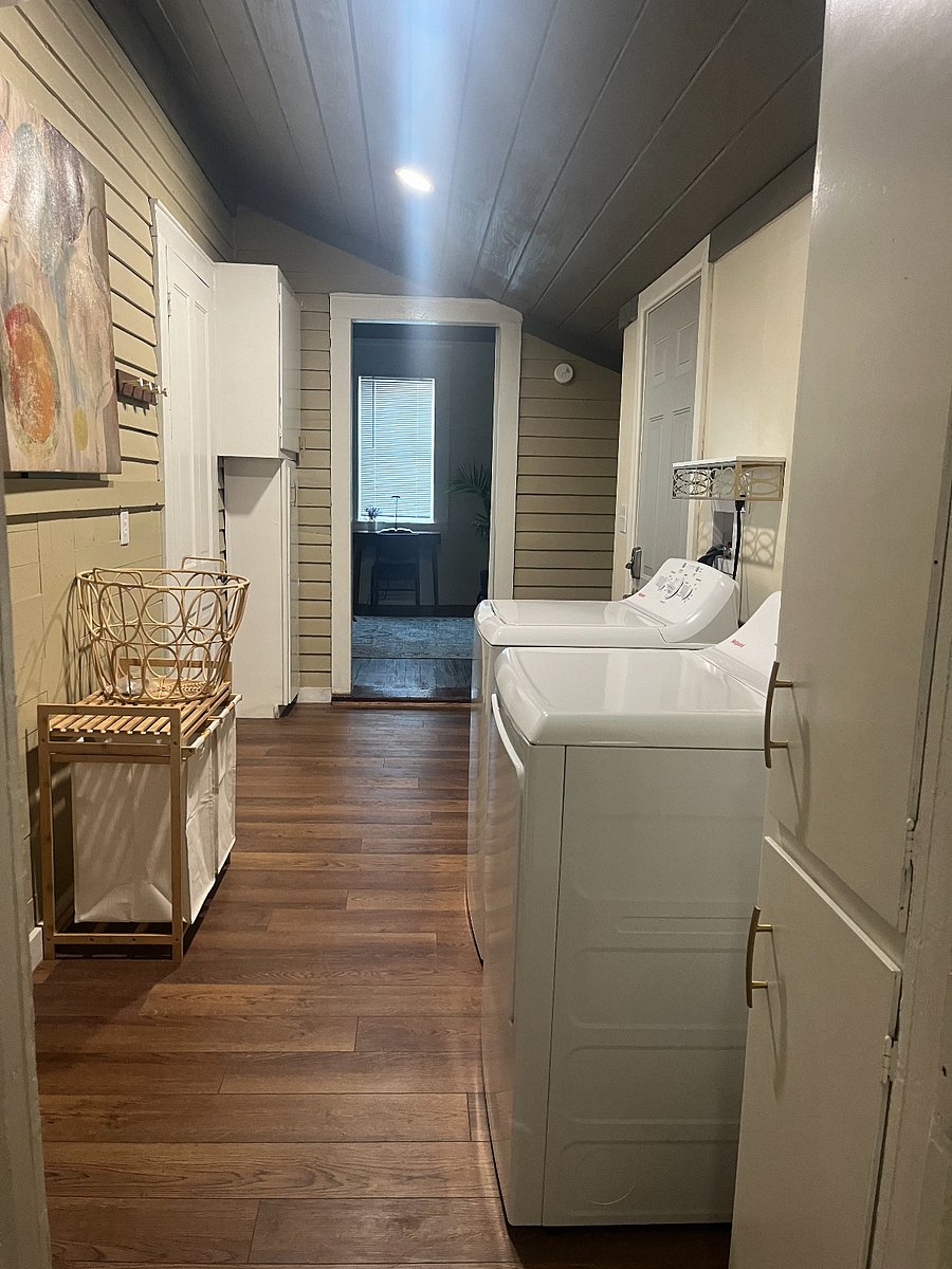 Laundry area/ mud room and back keyless entry into the house