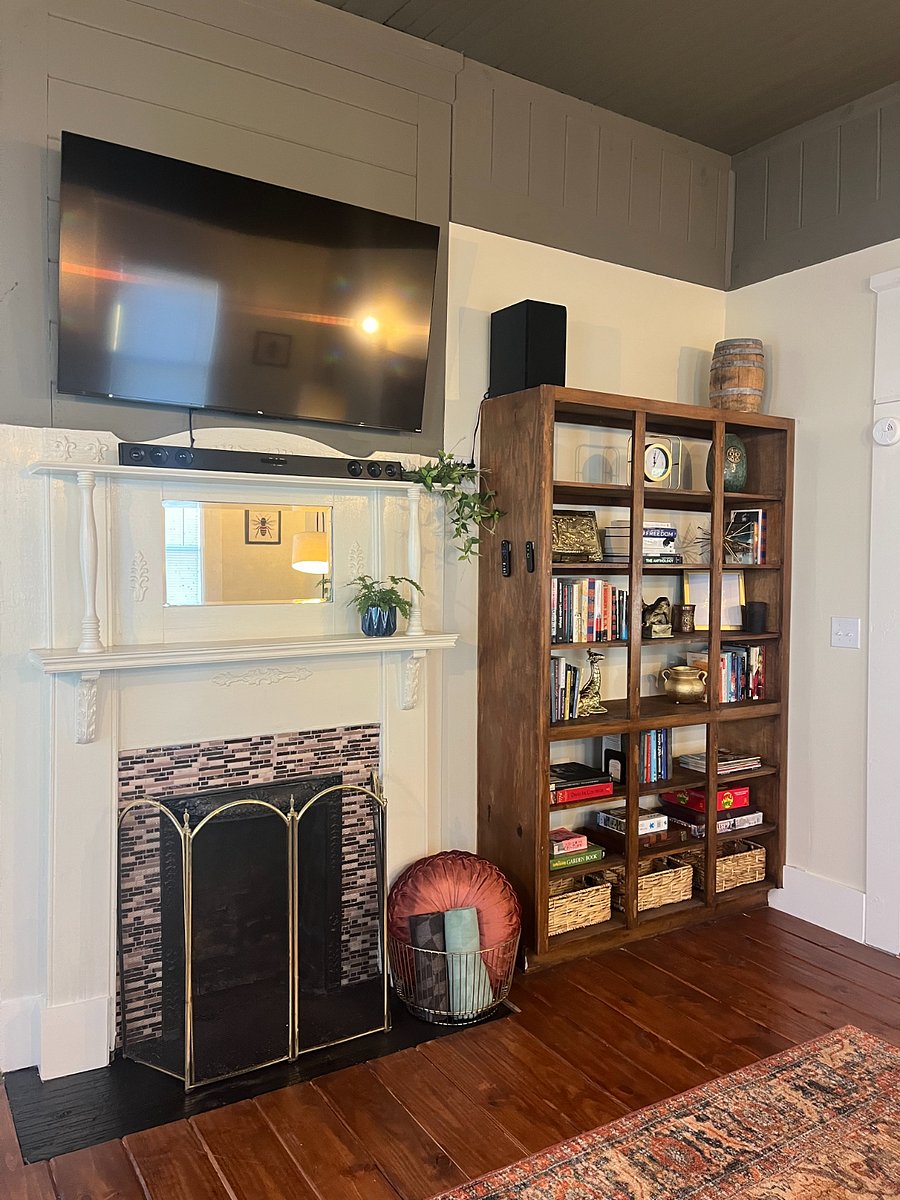 Living area with bookshelf, small library and games