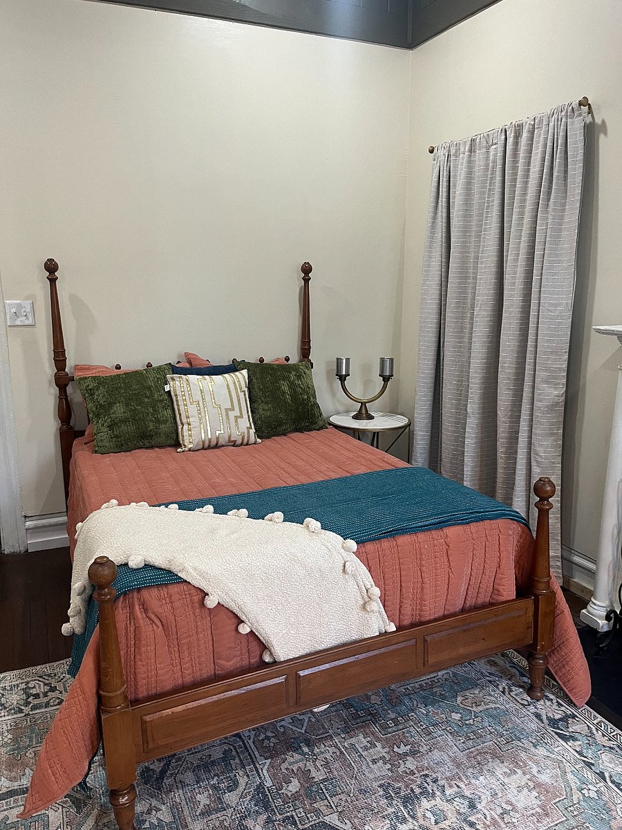 Bedroom #1- Full size bed