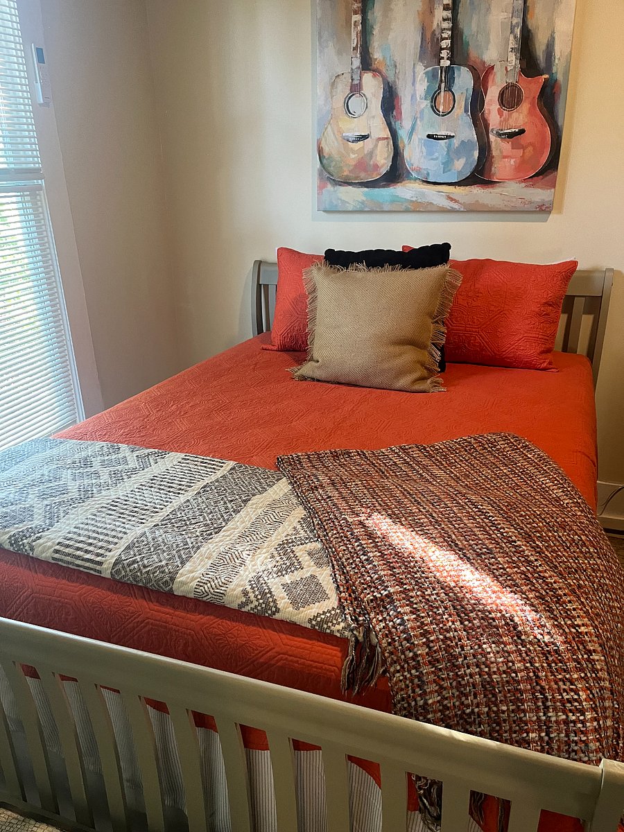 Bedroom #2 - Queen size bed