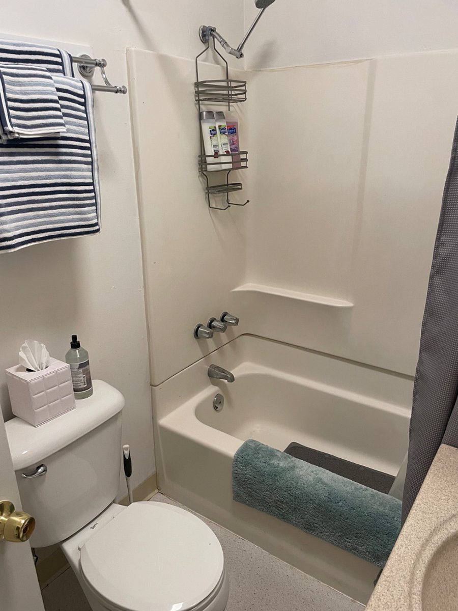 Bathroom tub/shower