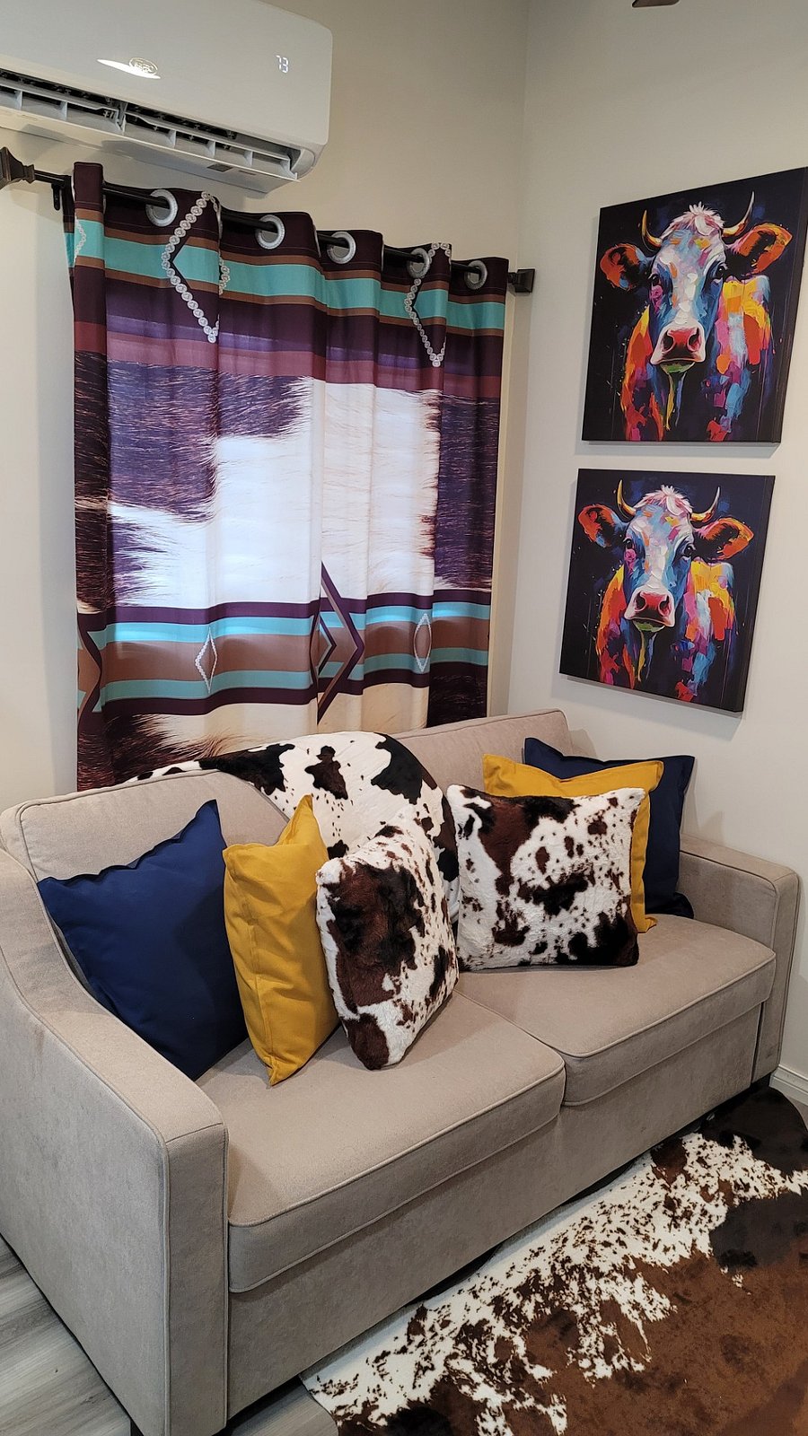 Sofa folds out to a comfortable Queen bed.
Extra bedding & towels included.