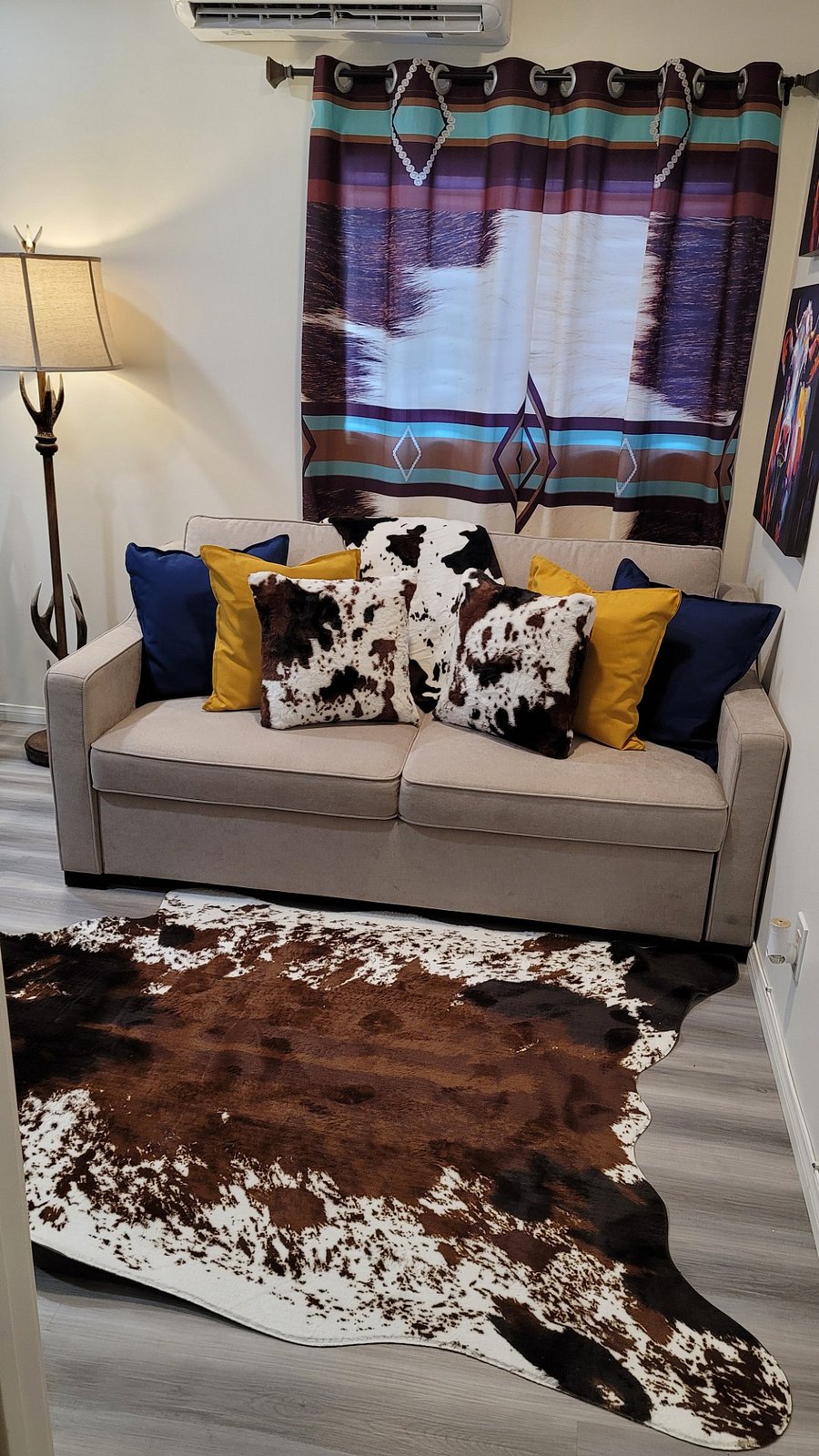 Sofa is a comfortable fold-out Queen bed.
Extra bedding & towels included.